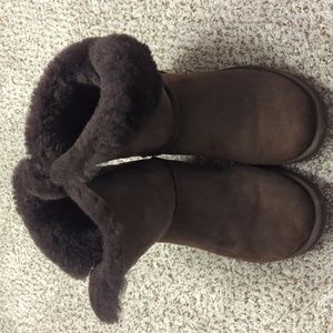 Brown size 6 Ugg button boot
